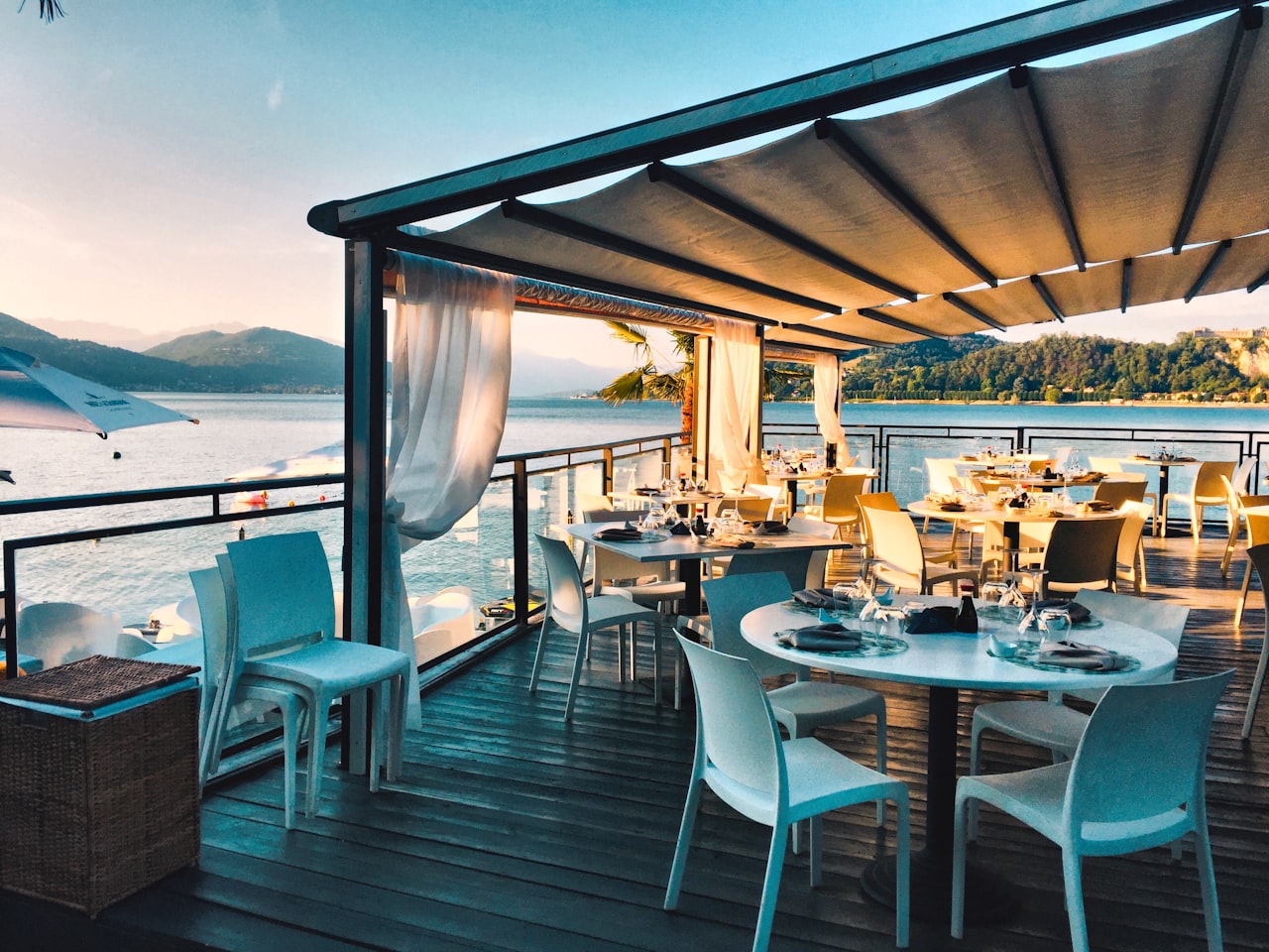 Terrasse mit Aussicht auf den Zürichsee – Gasthaus Rossberg, Samstagern